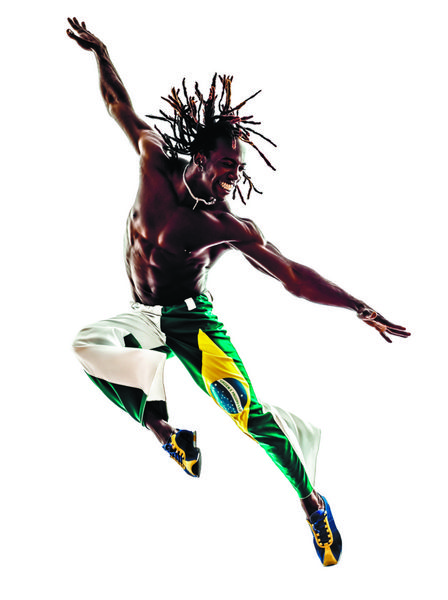 یک رقصنده مرد سیاه‌پوست برزیلی در حال رقصیدن روی پس‌زمینه سفید