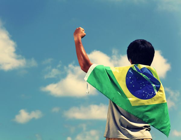 هواداران فوتبال که پرچم برزیل را در دست دارند