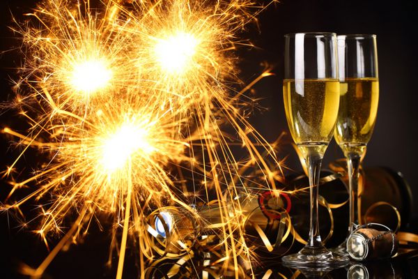 لیوان های شامپاین و آتش بازی جشن سال نو