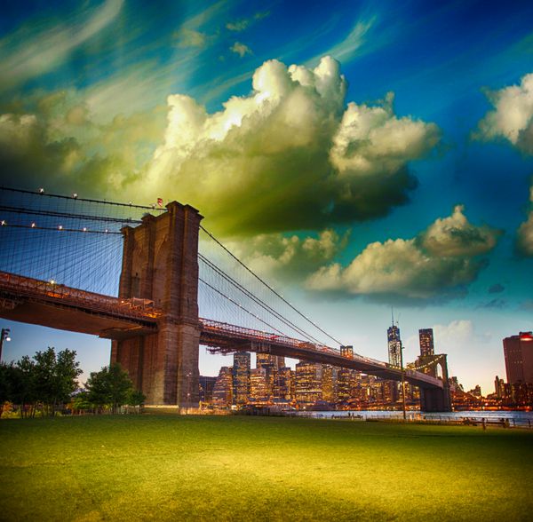 پل بروکلین از پارک پل بروکلین شهر نیویورک - نمای تابستانی غروب آفتاب
