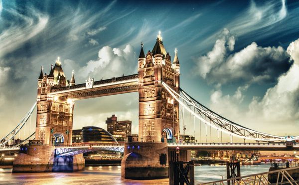 لندن Majesty of Tower Bridge در یک شب زیبا