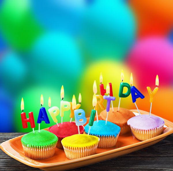 کیک های رنگارنگ تولدت مبارک با شمع