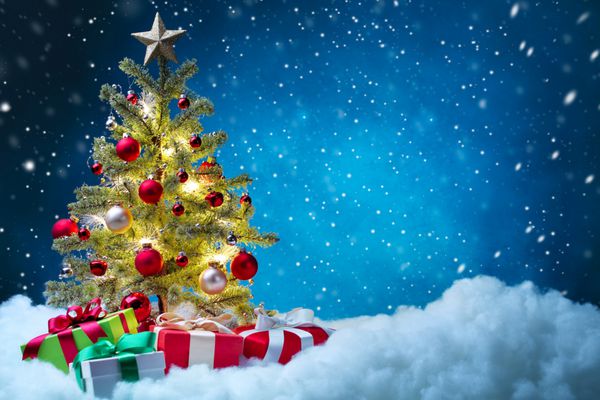 درخت کریسمس با تزئینات کریسمس به عنوان مفهوم