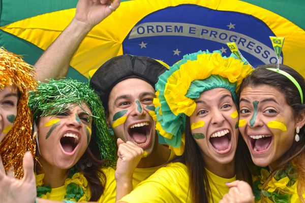 گروهی از طرفداران فوتبال برزیلی که پیروزی را جشن می گیرند