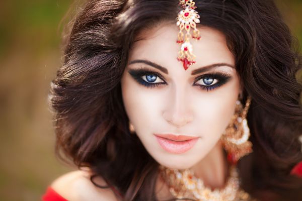 پرتره زن هندی زیبا زن آرایشگر روشن با جواهرات طلایی چشمان دختر هندی زیبا زیبایی هندی بانوی زیبای بومی هندی