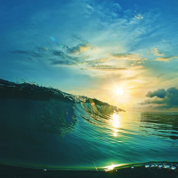 کارت پستال طراحی با نمای اقیانوس موج زیبای موج‌سواری و موج‌سواری رنگارنگ که در زمان غروب خورشید عجله می‌کند