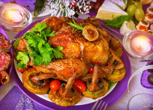 عکس نزدیک از مرغ پخته شده در فر خوشمزه با سبزیجات شام جشن عاشقانه جشن کریسمس منوی رستوران لوکس