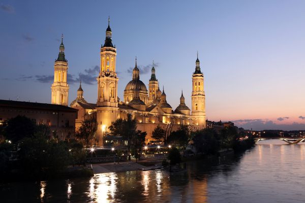 نمای کلیسای ویرجن دل پیلار و رودخانه ابرو ساراگوزا آراگون اسپانیا