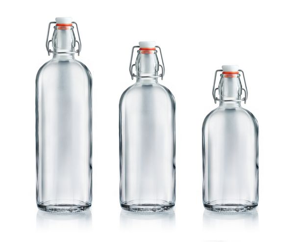 ست بطری شیشه ای با صفحه تاب دار جدا شده در پس زمینه سفید