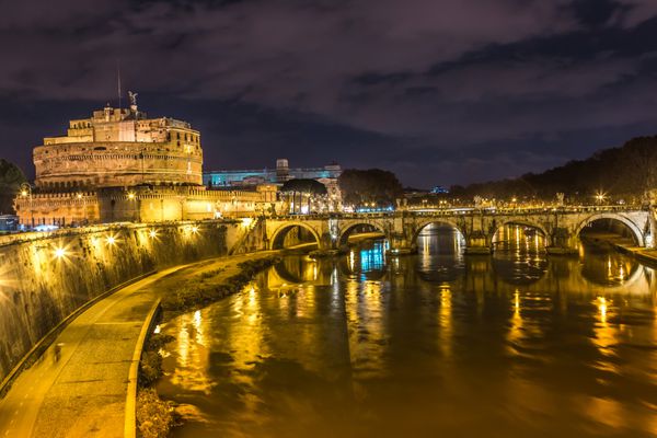 مقبره هادریان که معمولاً به عنوان Castel SantAngelo شناخته می شود و پل SantAngelo که در شب روشن می شود عکس رم ایتالیا