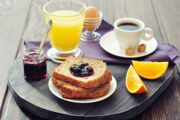 صبحانه با نان تست مربای میوه آب میوه و قهوه در سینی