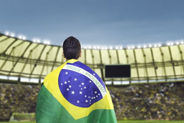 فوتبالیست برزیلی با هواداران در ورزشگاه جشن گرفت