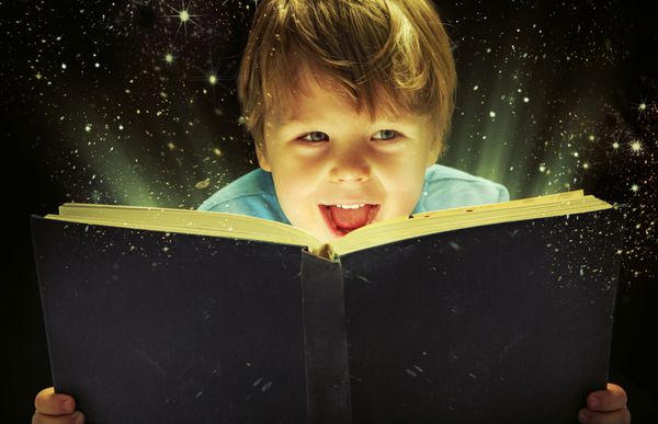 کودک یک کتاب جادویی باز کرد