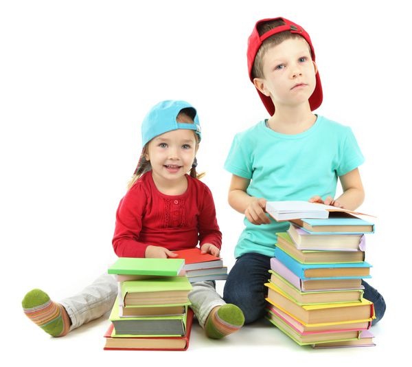 بچه های کوچک با کتاب های جدا شده روی سفید