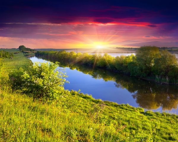 صبح رنگارنگ تابستانی روی رودخانه