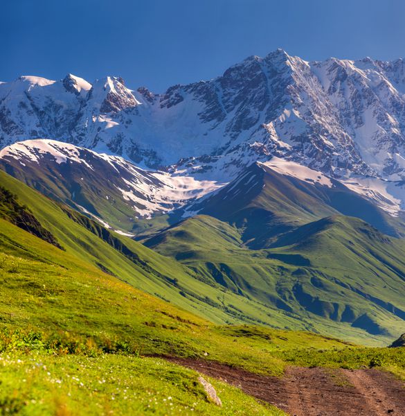 خط الراس اصلی قفقاز کوه شخارا نمایی از روستای اوشگولی گرجستان سوانتی علیا