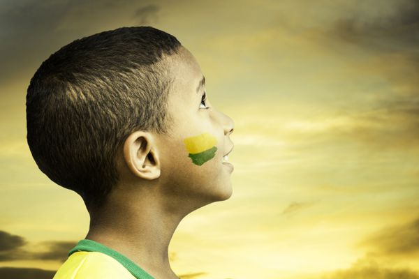 پسر کوچک برزیلی به آسمان زیبا نگاه می کند