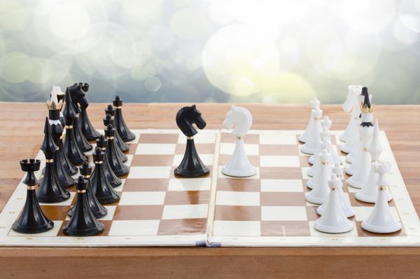 شطرنج آماده بازی با دو شوالیه جلو روی آبی