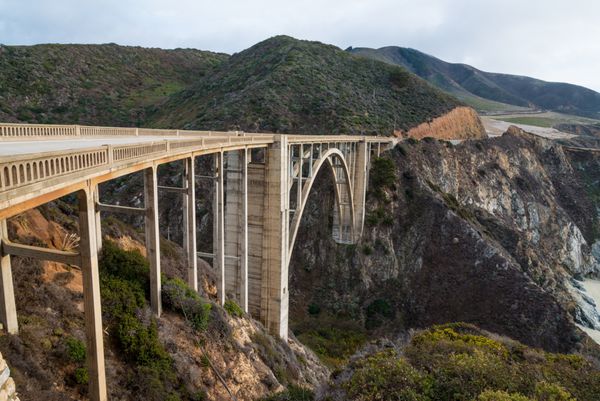 پل تاریخی بیکسبی در بزرگراه ساحل اقیانوس آرام کالیفرنیا بیگ سور