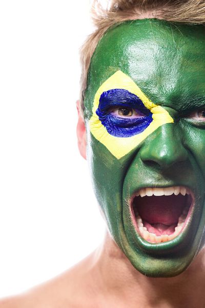 هوادار فوتبال با پرچم برزیل روی صورت
