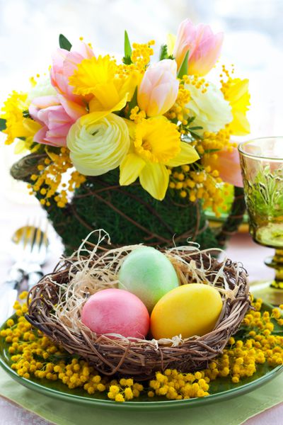 سفره های عید پاک با تخم مرغ های رنگی و گل های بهاری
