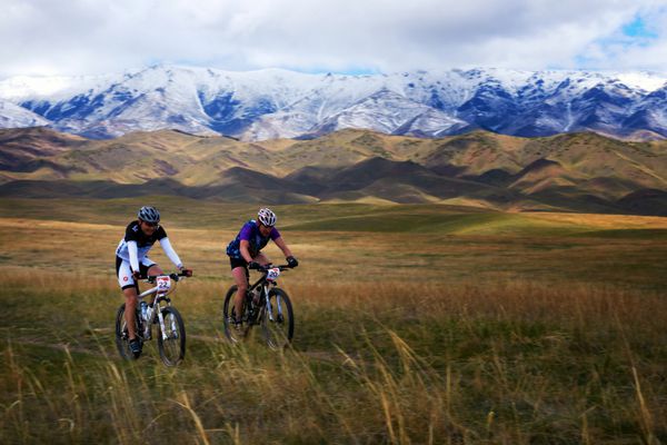 آلماتی قزاقستان - 30 آوریل V Kachanov N20 و K Kelsinbekov N22 در حال اقدام در ماراتن دوچرخه کوهستان ماجراجویی در کوهستان Jeyran Trophy 2012 30 آوریل 2012 در آلماتی قزاقستان