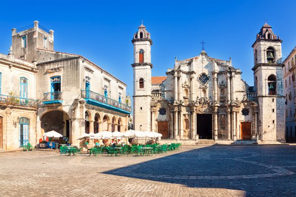 کلیسای جامع هاوانا و میدان معروف اطراف در یک روز زیبا