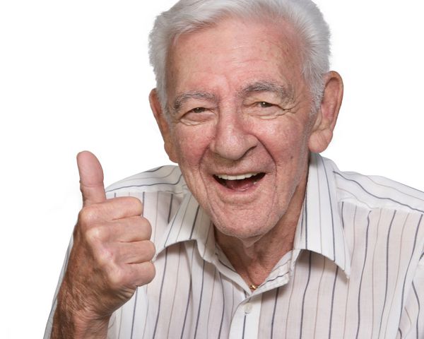 پیرمردی شاد که در پس‌زمینه سفید جدا شده است