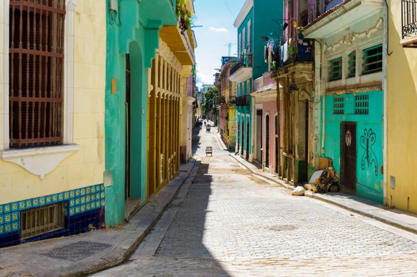 خیابان باریک در حاشیه ساختمان‌های قدیمی رنگارنگ در هاوانا