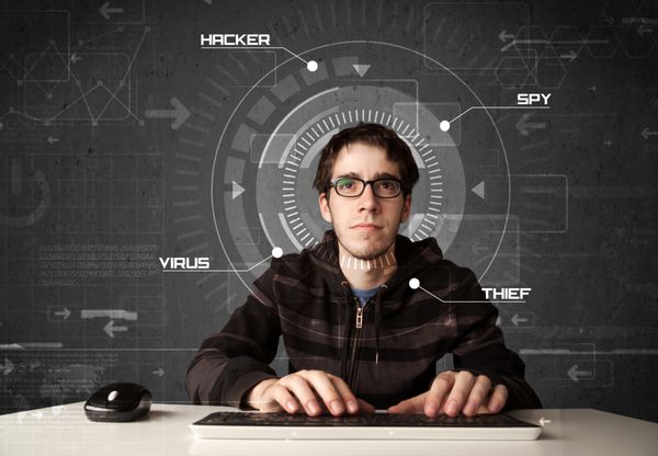 هکر جوان در محیطی آینده نگر در حال هک کردن اطلاعات شخصی در زمینه فناوری