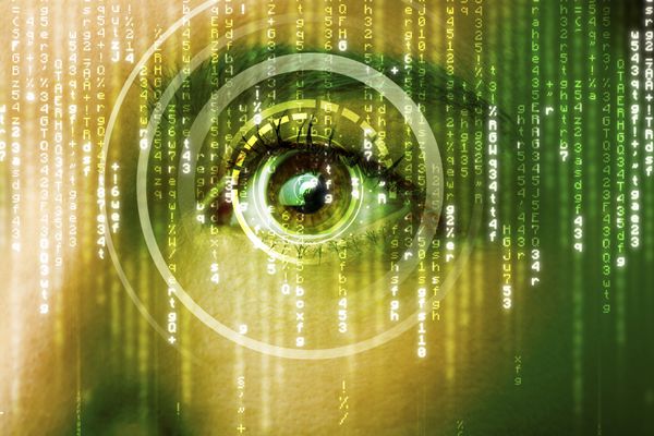 زن سایبری مدرن با مفهوم چشم ماتریسی