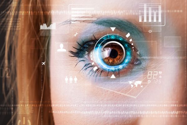 زن آینده با مفهوم پنل چشم فناوری سایبری