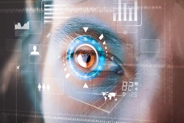 مرد سایبری مدرن آینده نگر با مفهوم پنل چشم صفحه نمایش فناوری
