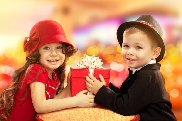 پسر کوچکی که به دختر هدیه می دهد برای تولد روز ولنتاین یا تعطیلات دیگر ارائه دهید