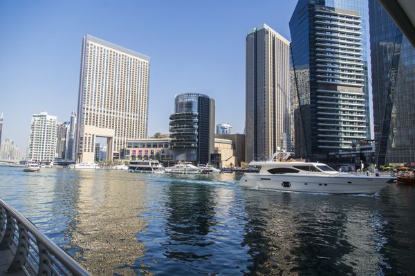 دبی امارات - 17 ژانویه 2014 نمایی از آسمان خراش های مدرن در دبی مارینا در دبی امارات هنگامی که کل توسعه کامل شود بیش از 120000 نفر را در خود جای می دهد