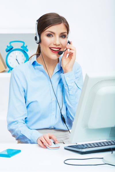 پرتره زن کارگر خدمات مشتری اپراتور خندان مرکز تماس با هدست تلفن مدل کسب و کار زن جوان