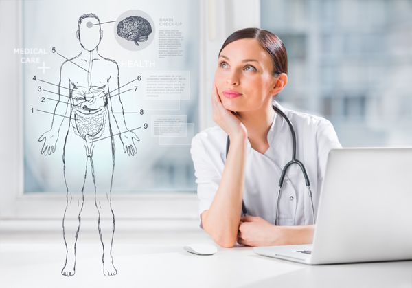 پزشک زن که با رابط مجازی کار می کند و بدن مرد انسان را بررسی می کند
