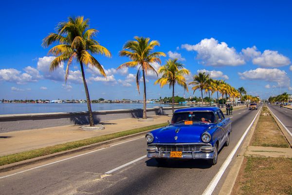 CIENFUEGOS - 7 فوریه تاکسی کلاسیک در خیابان Malecon در 7 فوریه 2013 در Cienfuegos این خودروهای قدیمی و کلاسیک منظره ای نمادین از جزیره کوبا هستند