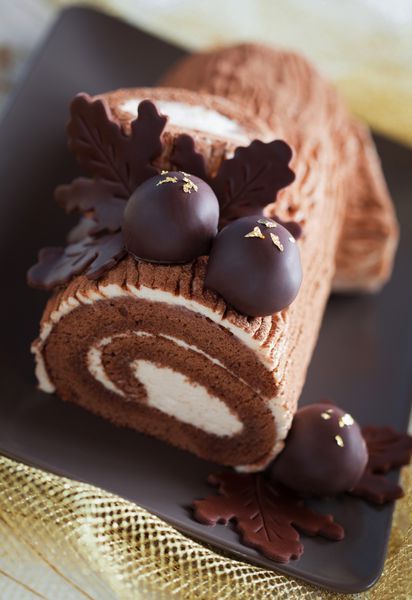 کیک سنتی کریسمس با استفاده از شاه بلوط های شکلاتی تزئین شده با تمرکز انتخابی