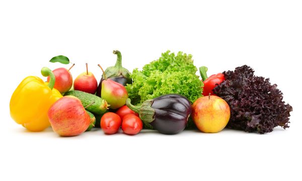 مجموعه میوه ها و سبزیجات جدا شده در پس زمینه سفید