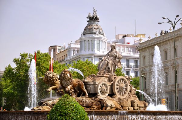 فواره با شکوه Cibeles در Plaza de Cibeles در مادرید اسپانیا
