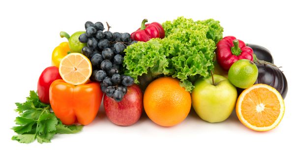 مجموعه ای از میوه ها و سبزیجات مختلف جدا شده در پس زمینه سفید