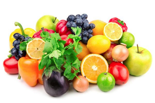 مجموعه ای از میوه ها و سبزیجات جدا شده در پس زمینه سفید