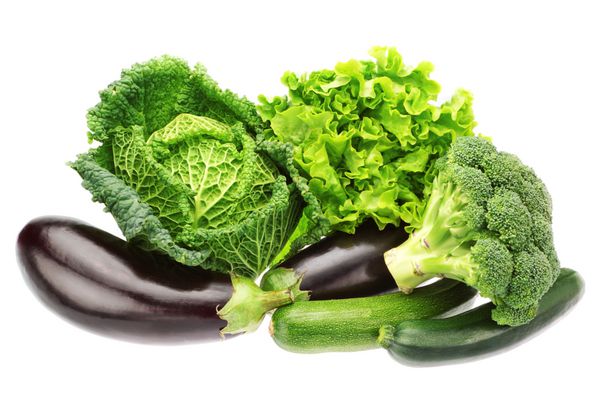 مجموعه ای از سبزیجات سبز از کلم کلم بروکلی کدو سبز و کاهو در زمینه سفید