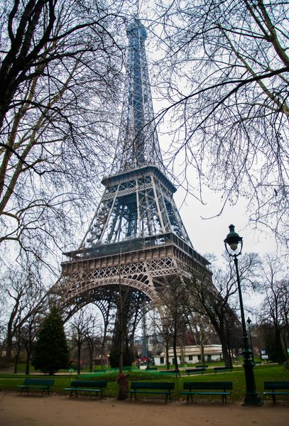 نمایی از برج ایفل در پاریس