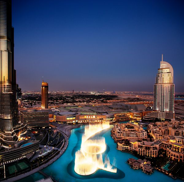 دبی امارات - 17 اکتبر آبنمای رقصنده دبی در 17 اکتبر 2010 در دبی امارات این فواره توسط برج خلیفه - بلندترین ساختمان جهان و هتل های آدرس مشرف است