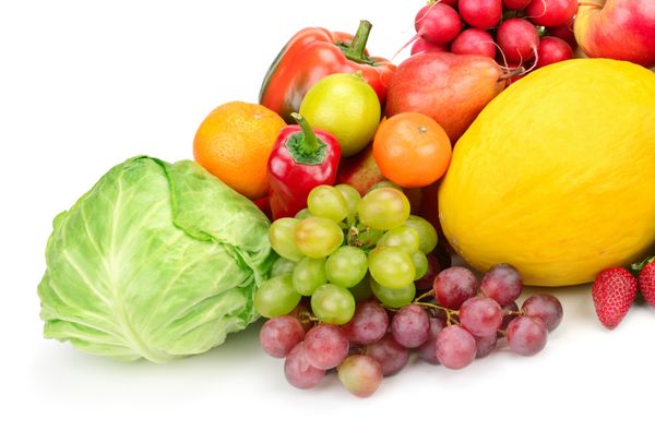 ترکیبی از میوه ها و سبزیجات جدا شده در پس زمینه سفید