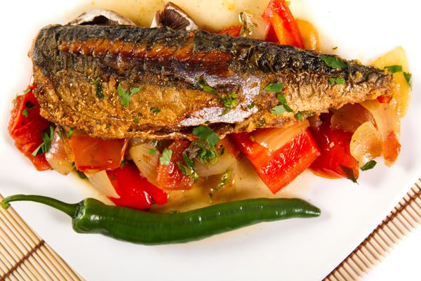 ماهی قزل آلای پخته شده با سبزیجات بخارپز