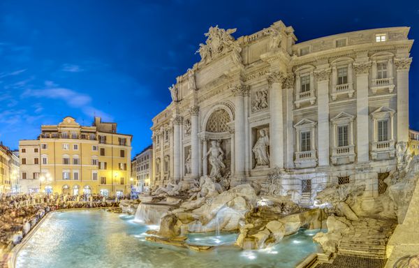 فواره تروی بزرگترین فواره باروک شهر و یکی از معروف ترین فواره های جهان که در شهر رم ایتالیا قرار دارد