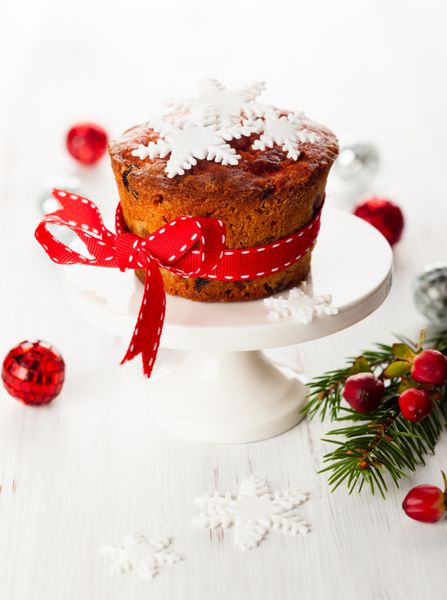 کیک میوه ای کریسمس با دانه های برف شکر